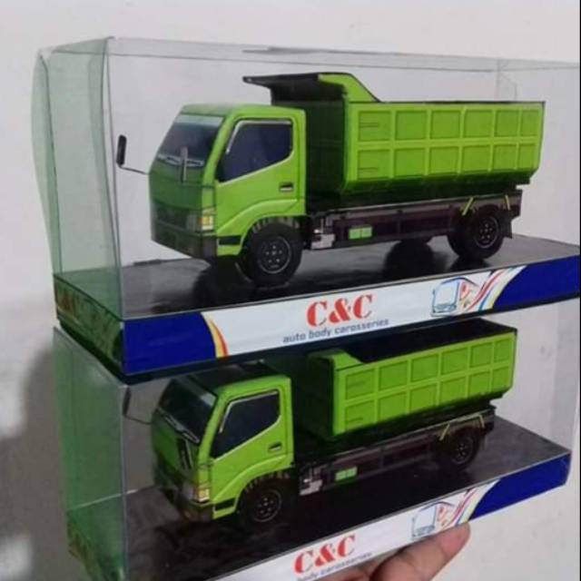 Papercraft miniatur dump truk