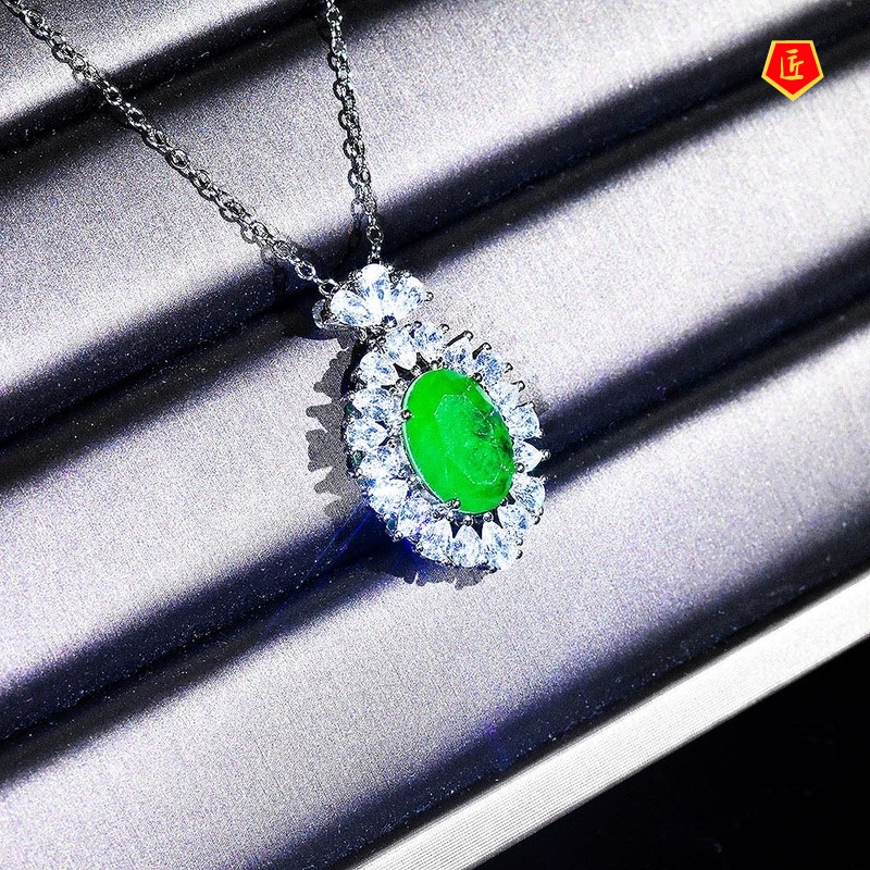 [Ready Stock]Emerald Diamond Pendant Luxury Necklace for Women