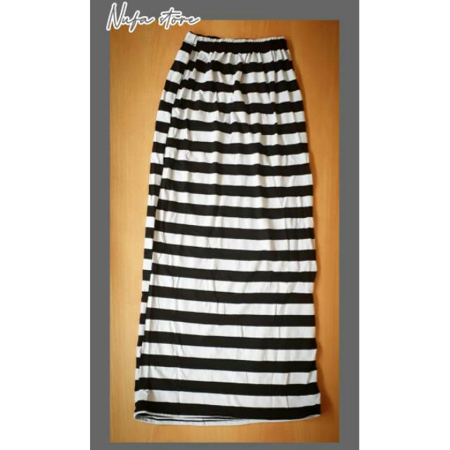 Rok wanita model garis vertikal hitam putih
