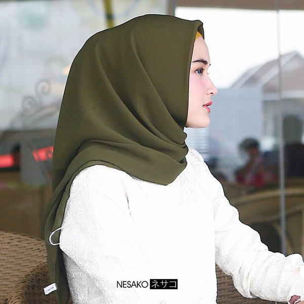 jilbab kerudung segi empat bella square bahan pollycotton polos neci warna hijau lumut army / hijab 