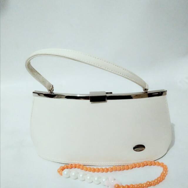 Tas pesta cantik.warna putih.. Tdk ada tali panjang.. Model melengkung