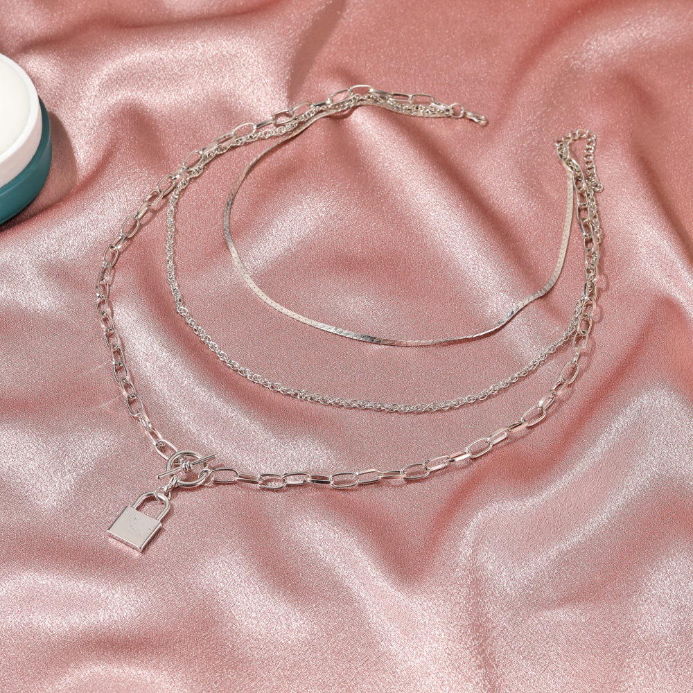 Kalung Liontin Kunci Multi-layer Eropa Dan Amerika Rantai Klavikula Rantai Logam 3 Lapis Antik Aksesoris Fashion Kepribadian Yang Berlebihan