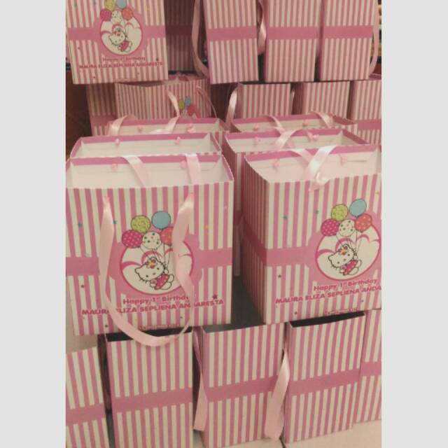 

Paperbag hello kitty/tas hello kitty uk 17 x 17 x 9cm bahan karton tebal laminasi doff