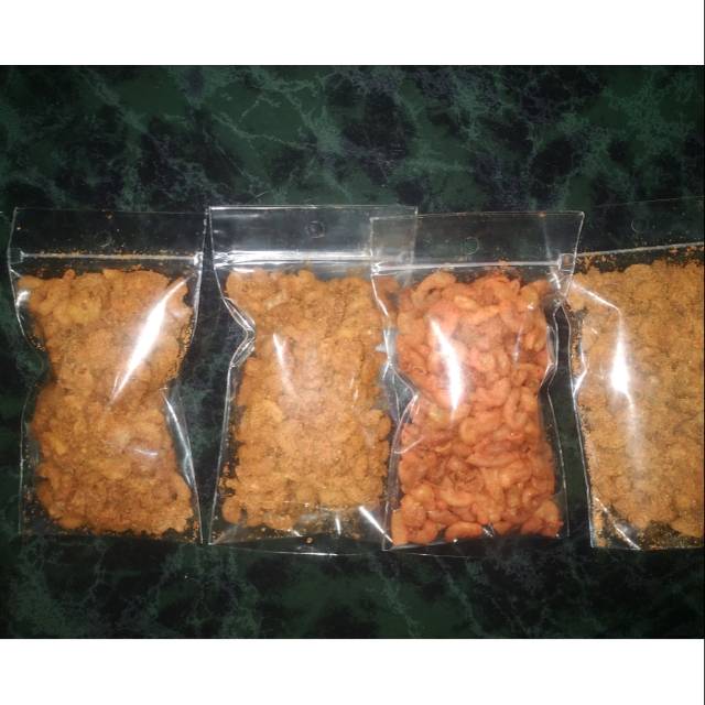

Makaroni kering terdiri dari dua varian yaitu pedas asin dan balado dengan harga Rp 5000