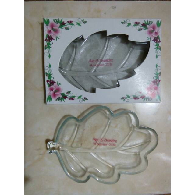 Souvenir piring daun box plus sablon