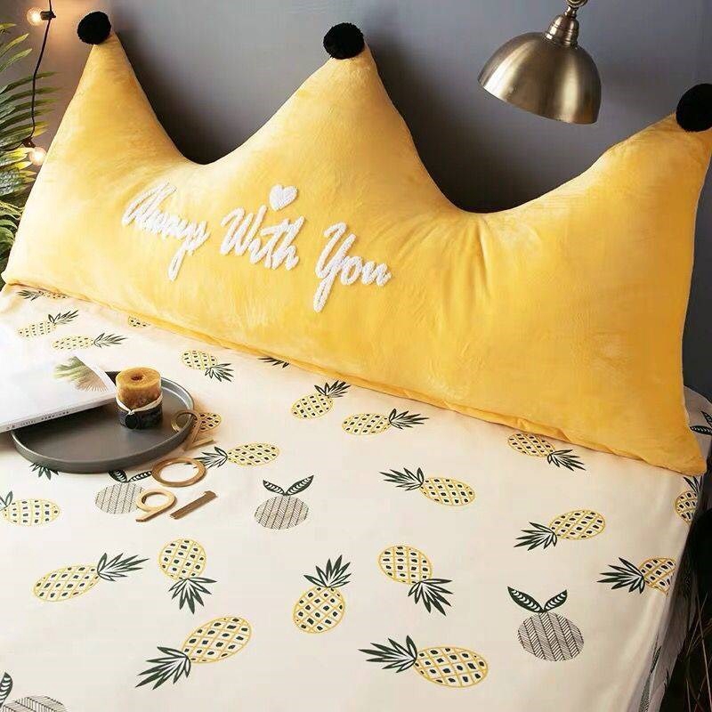 Crown bantal tidur  di samping tempat  tidur  headrest 