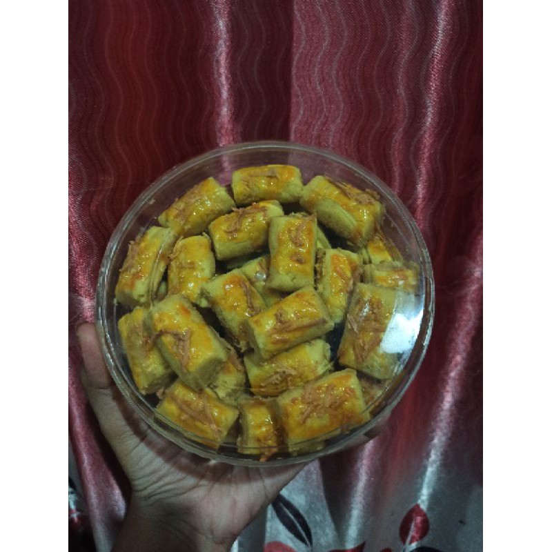 

Kue Kering Kastengel terbuat dari keju berkualitas Keju Edam Kastengel murah. Cemilan keluarga