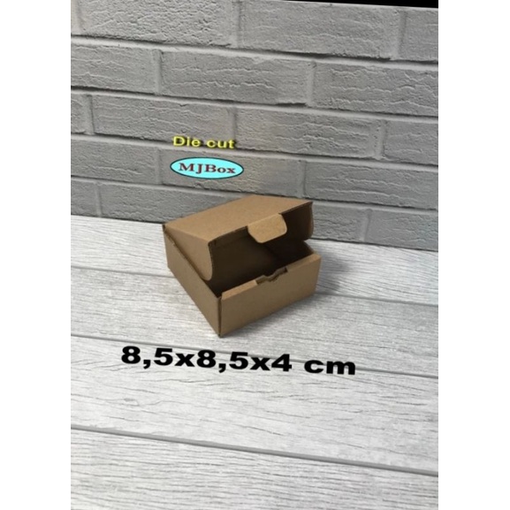 

kardus Uk. 8,5x8,5x4 cm..............Kardus karton box Pizza