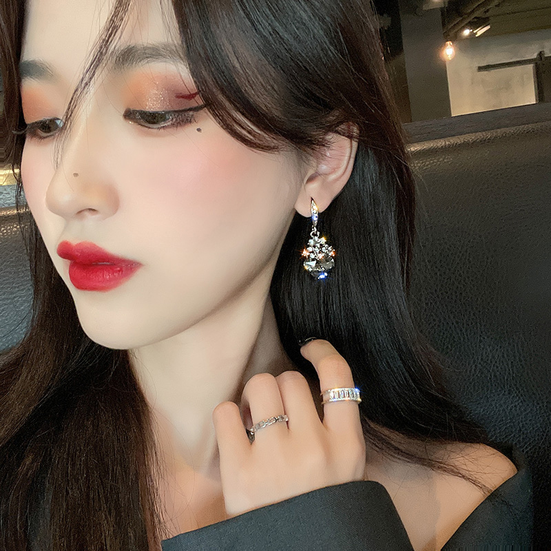 Anting Kristal Hitam Berlian Berkilau Aksesoris Telinga fashion Korea Wanita