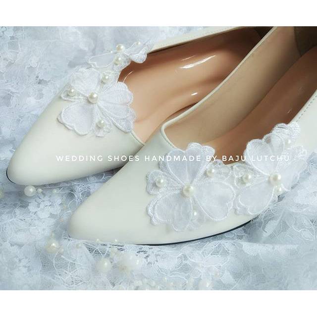 Heels bunga samping polos putih wedding simple