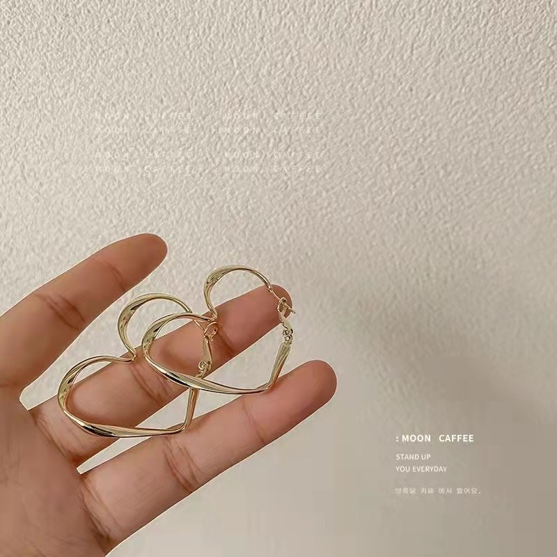 Anting Bentuk Lingkaran Besar Aksen Hati Gaya Vintage Korea Untuk Wanita