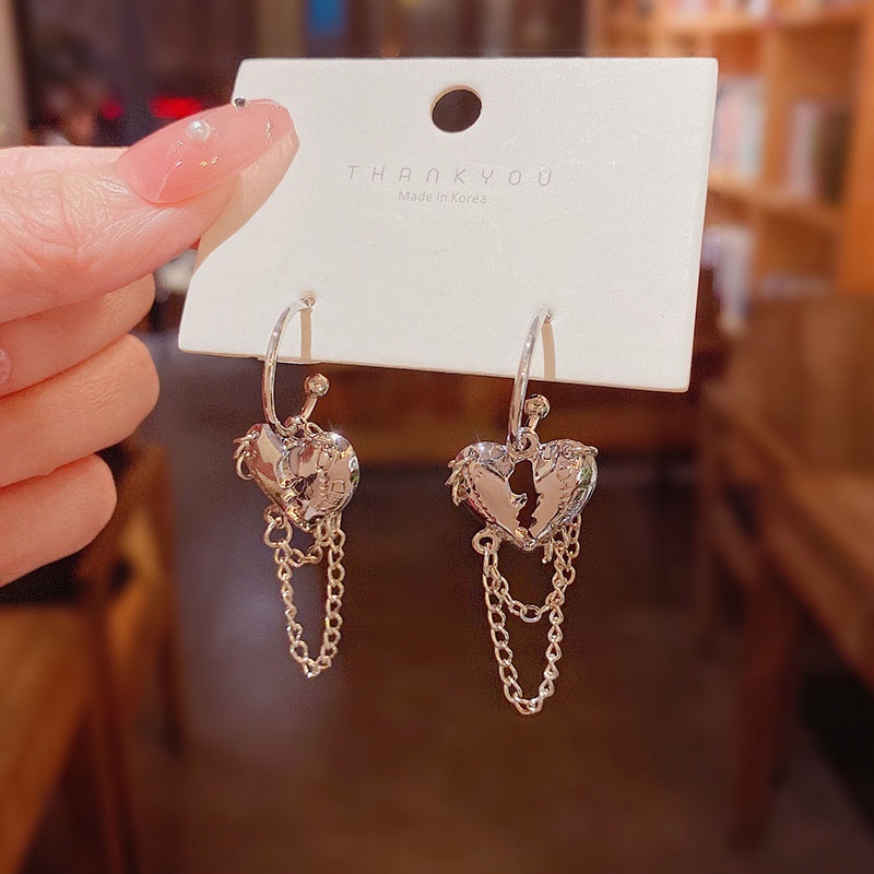 Anting Tusuk Gantung Bentuk Hati Hollow Aksen Rumbai Panjang Bahan Metal Untuk Wanita