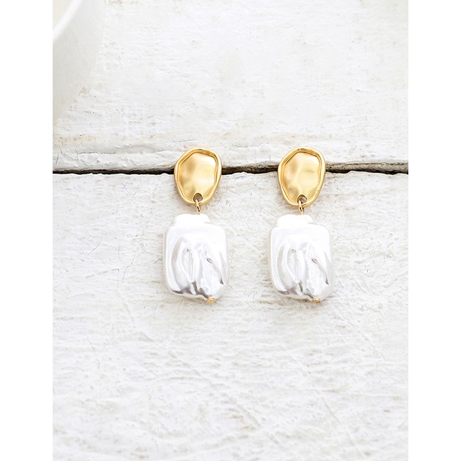 LRC Anting Tusuk Fashion Gold Geometric Pearl Earrings F43334