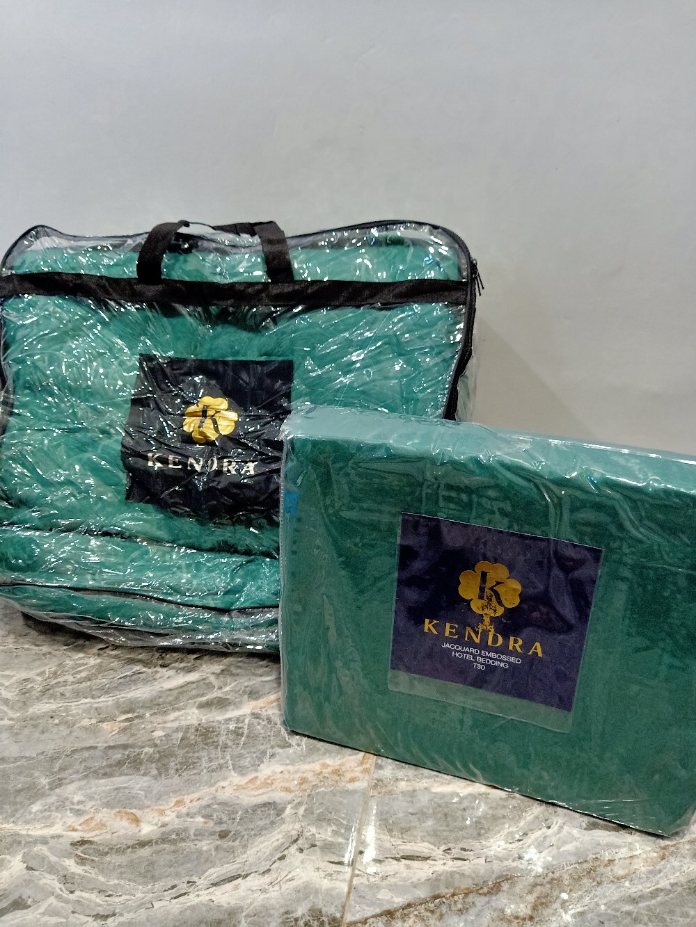 Bedcover + Sprei Kendra Polos 200x200 Tinggi 30 Warna Red White Coklat - Extra Super King 200 T30 Bc