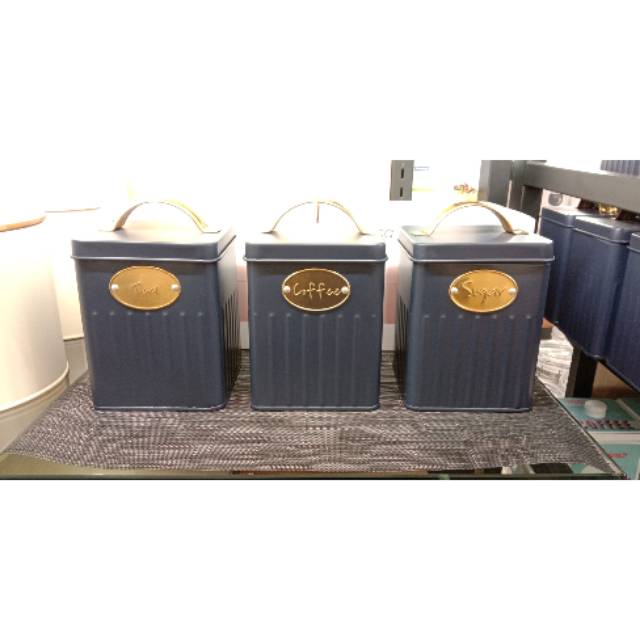 Toples kaleng Informa