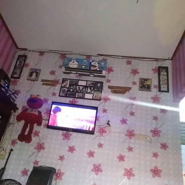 Wallpaper Dinding Bunga Merah Abu Kotak