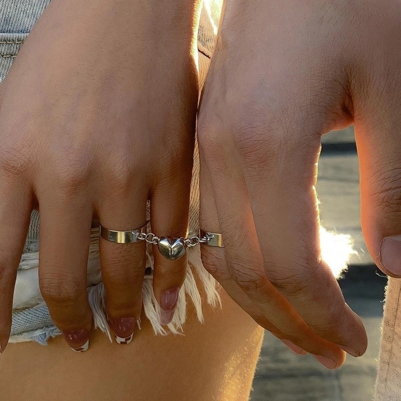 1 Pasang Cincin Magnet Bentuk Hati Bahan Alloy Gaya Punk Untuk Pasangan