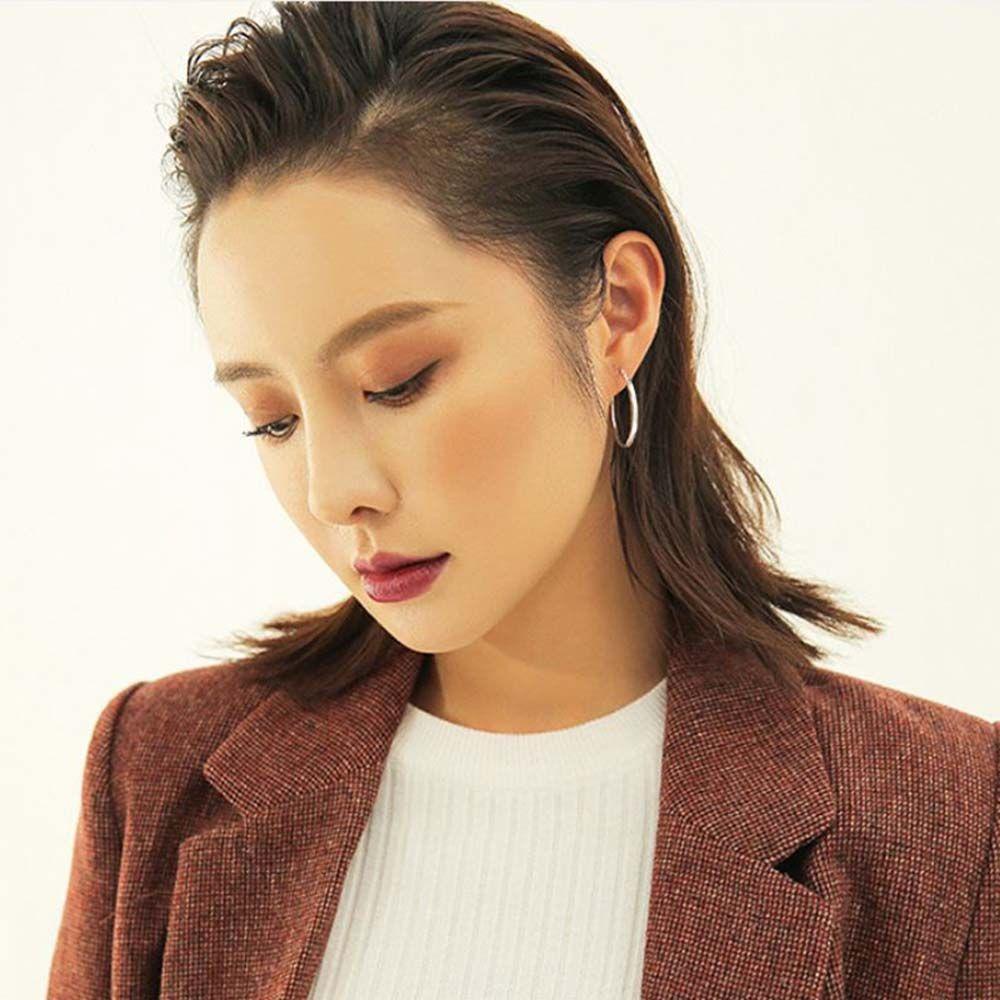 1 Pasang Anting Hoop Bulat Mini Bahan Titanium Steel Gaya Punk Klasik Untuk Pria Dan Wanita