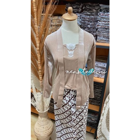 [1 Set] Kebaya Bludru Kutubaru + Jarik Instan / Nuansa Mocca