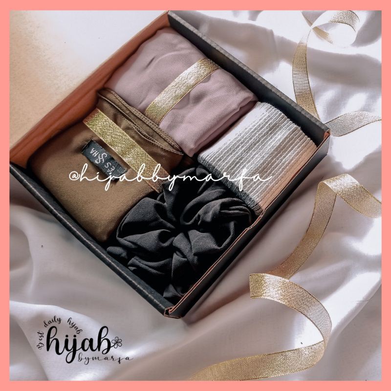 

Hampers hijab include phasmina ceruty babyfoll, bella square, inner rajut dan scrunchie