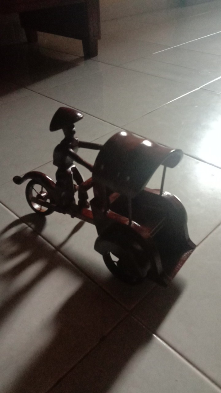 Miniatur Pajangan Becak Bahan Kayu Jati Asli