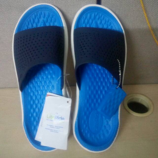 sandal merk crocs