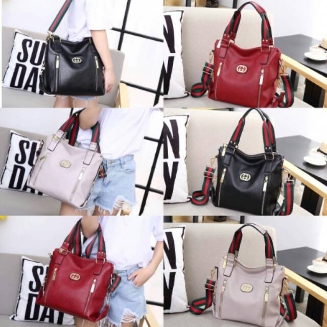 Gucci Vinnilia Leather Bag...
Kode F2219#
B