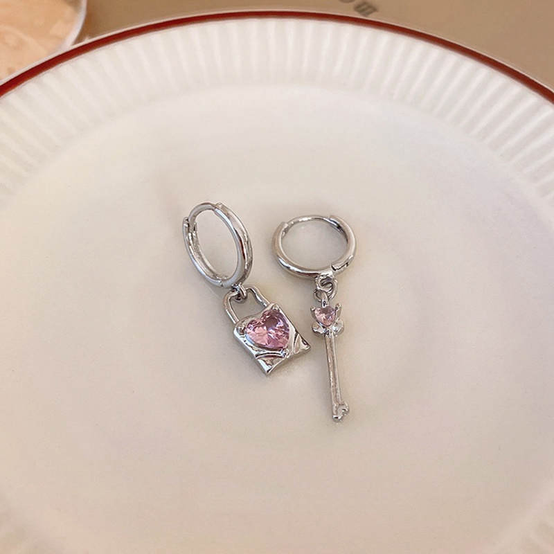 Anting Kait Gantung Asimetris Desain Kunci Hati Hias Zircon Untuk Wanita