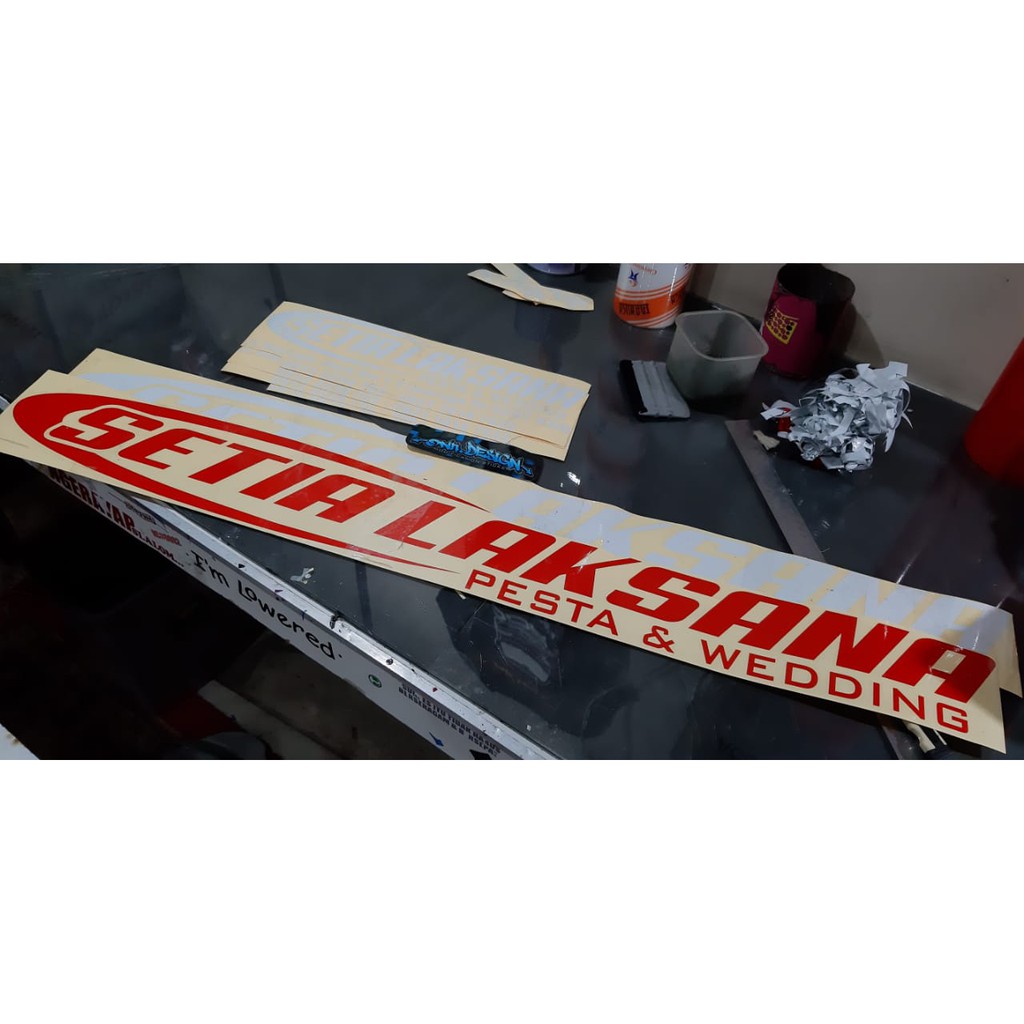 

cutting sticker stiker bebas desain printing waterproof label merk laminasi