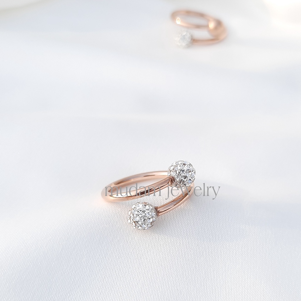 Cincin Titanium Dengan 2 Bola Diamonds dan 1 Bola Diamond Warna Rose Gold