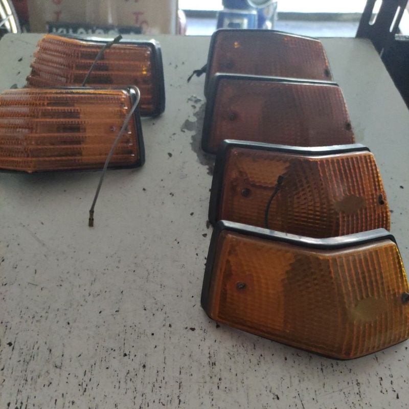 mika sen kiri belakang vespa px