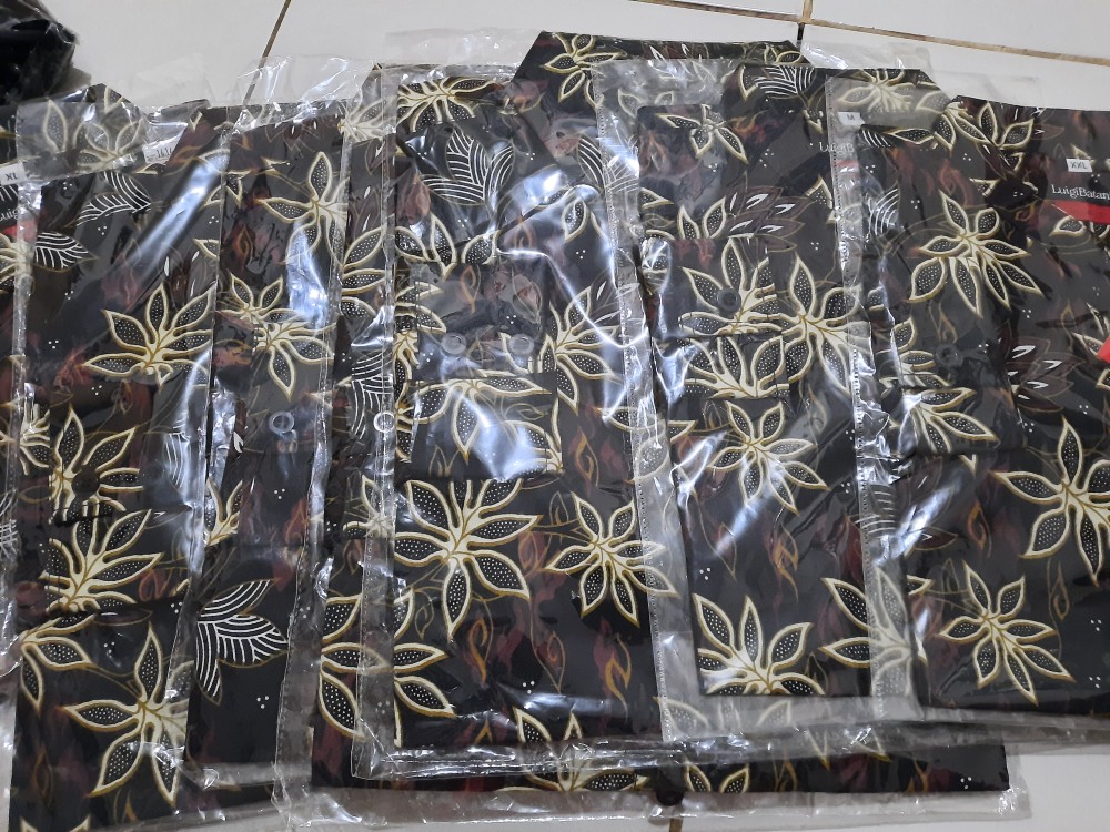 Kemeja Batik Slimfit Couple Ayah Anak Warna Dasar Hitam Motif Merah Bunga