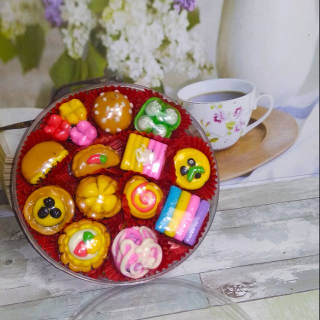 

Cokelat karakter berbentuk jajanan pasar