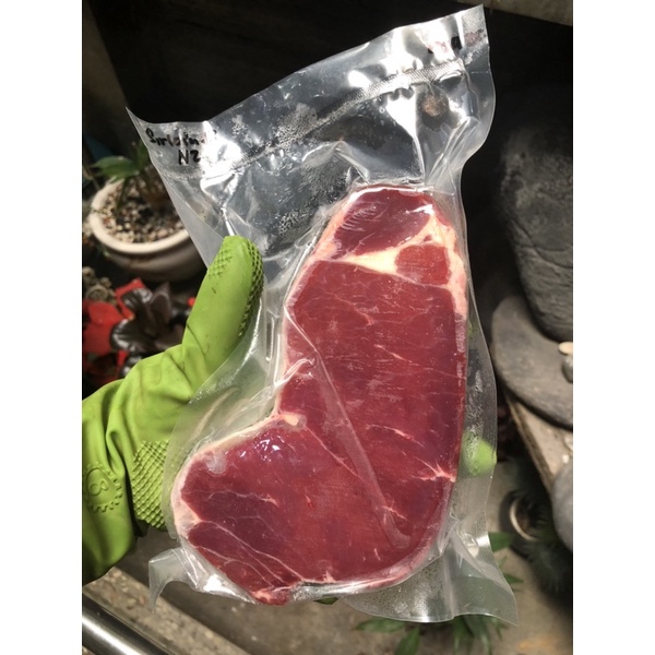 

SIRLOIN AGED BEEF STEAK / NEW ZEALAND PRIME STEER / GRADE STRIPLOIN PS