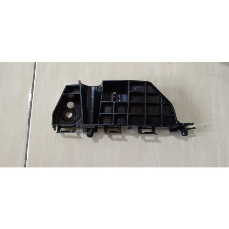 breket bemper depan ERTIGA