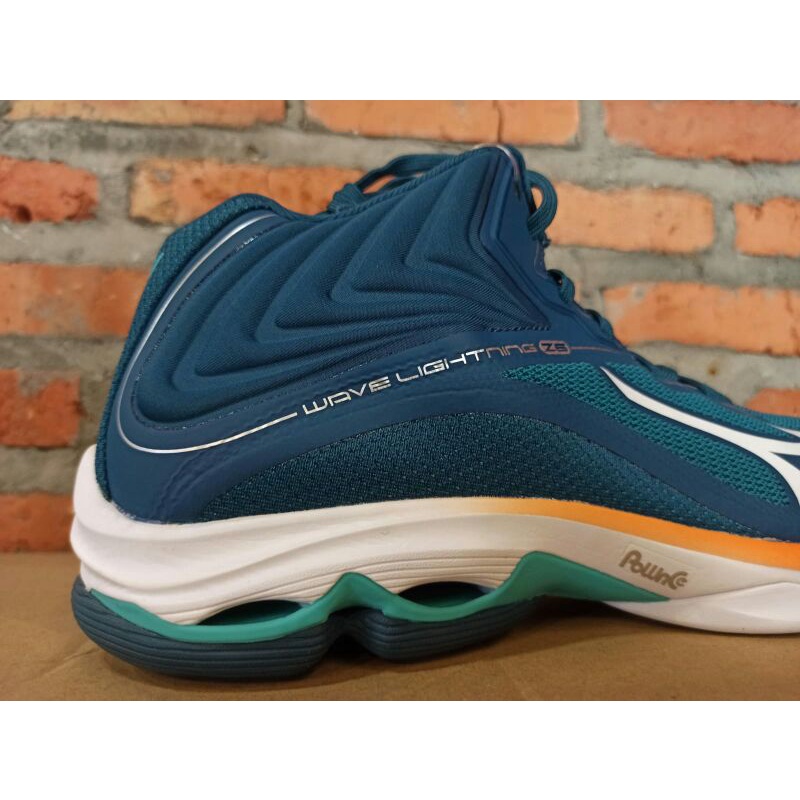 mizuno wave lightning Z6 MID