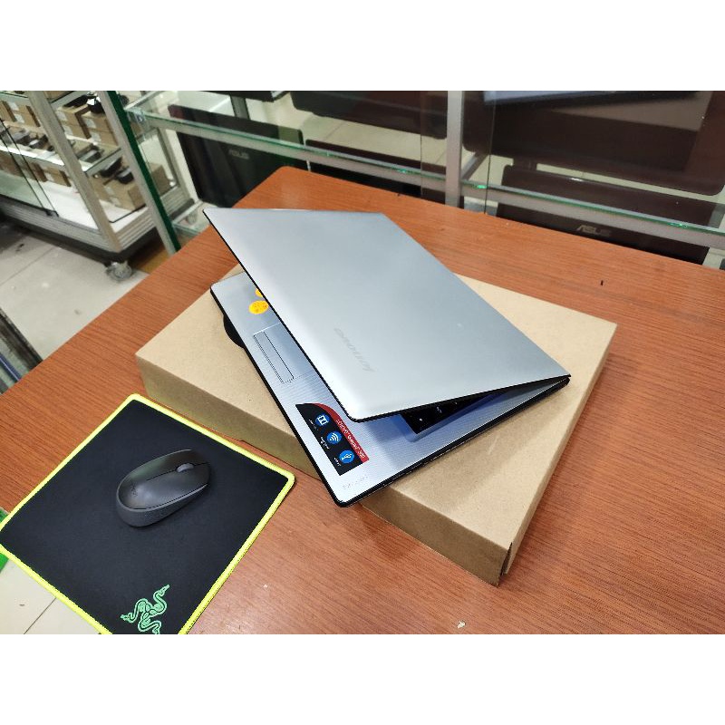 Laptop Lenovo ideapad 300 Ram 4GB HARDISK 500GB Istimewa siap pakai Laptopnya tipis