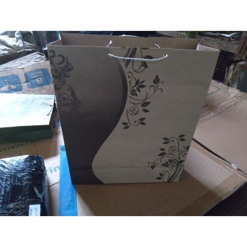 

paper bag KOMPLIT kecil/ Tanggong /besar / jumbo 25x9x35. COD ( bayar di tempat )