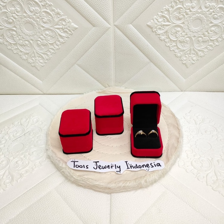 kotak cincin / anting / beludru Merah Hitam
