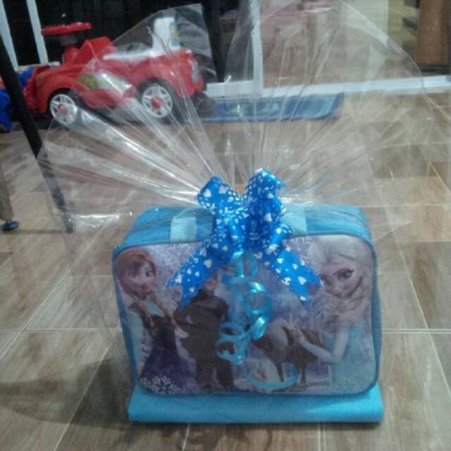 

Plastik pembungkus + pita serut