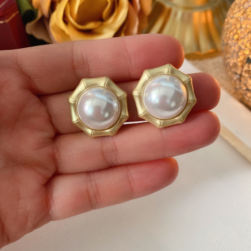 Anting Tusuk Gantung Temperament Desain Bulat Hollow Hias Mutiara Gaya Mewahretroistana Untuk Wanita