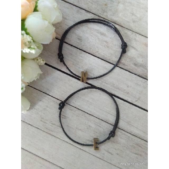 Gelang tali inisial huruf kode 01 tali hitam merah ungu Gelang tali inisial huruf kode 01 tali hitam merah ungu