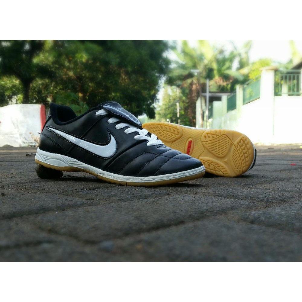 Sepatu Futsal Nike Kulit List Putih