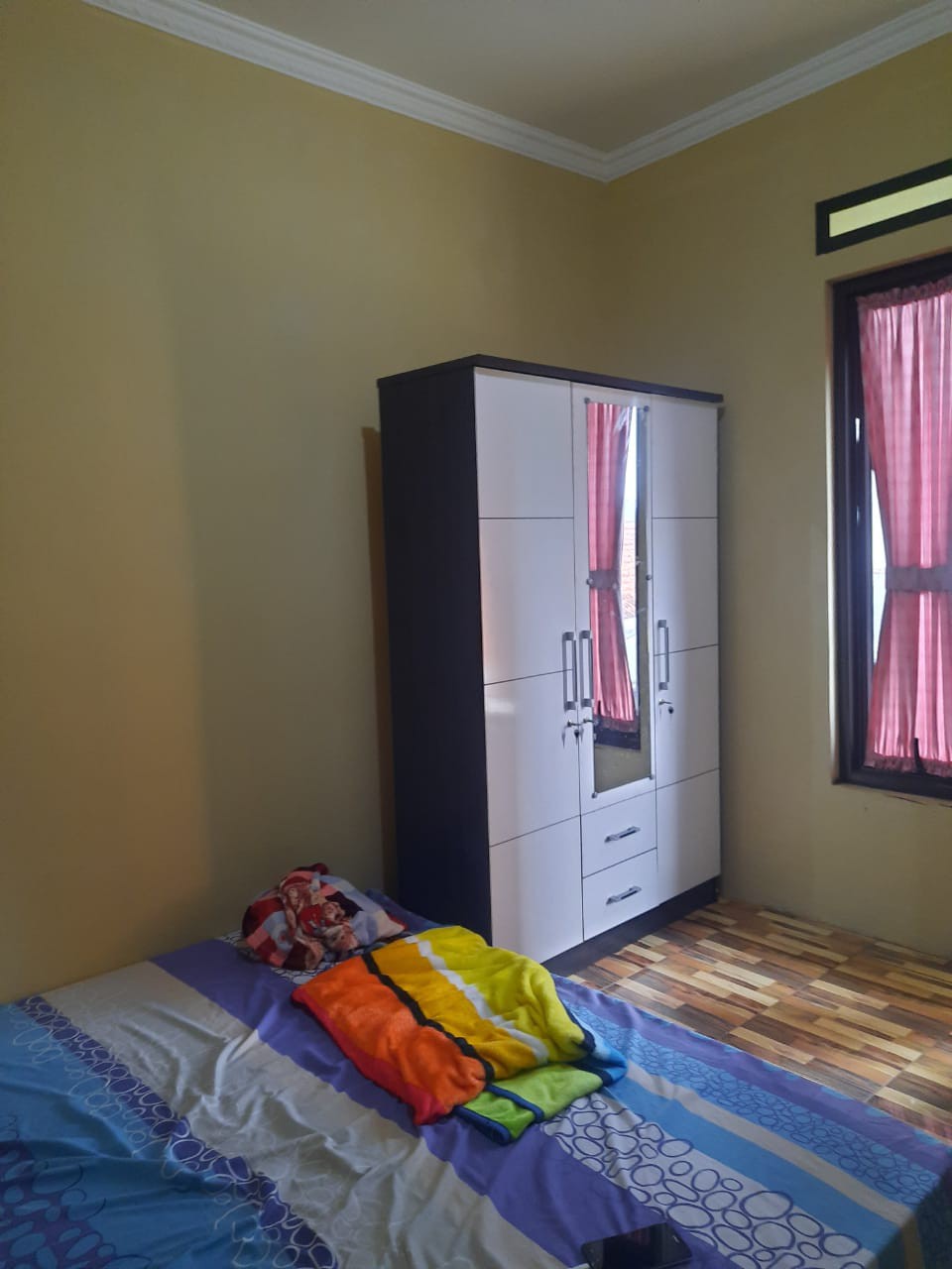 Lemari Pakaian 3 Pintu Laci Dan Meja Rias (paket )