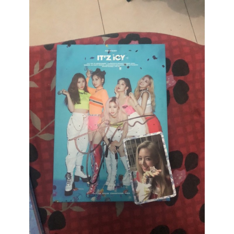 Album Itzy IT’z sign Yuna Mwave