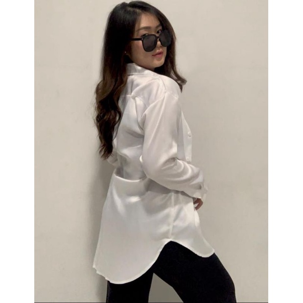 Kemeja lengan panjang oversize satin silk premium wanita in white