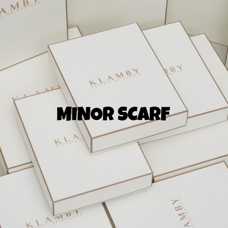 BLIND SALE WEARING KLAMBY MINOR SCARF
