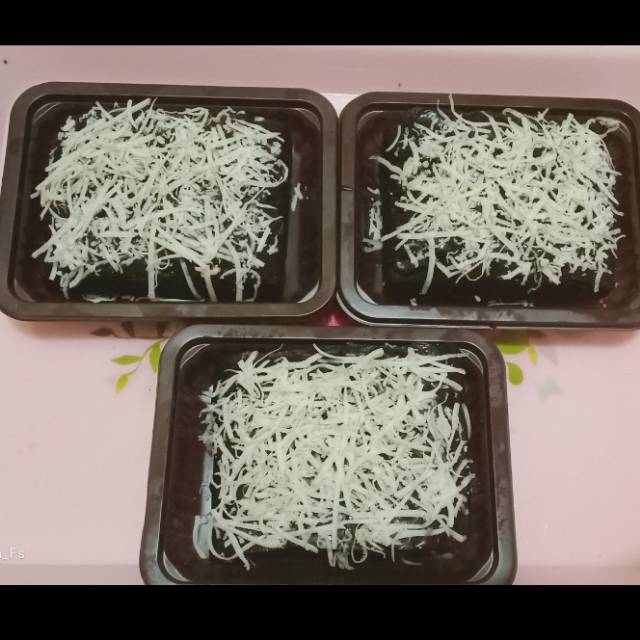 

Brownis kukus Full topping ( keju / coklat )