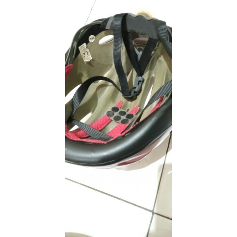 helm sepeda bekas
