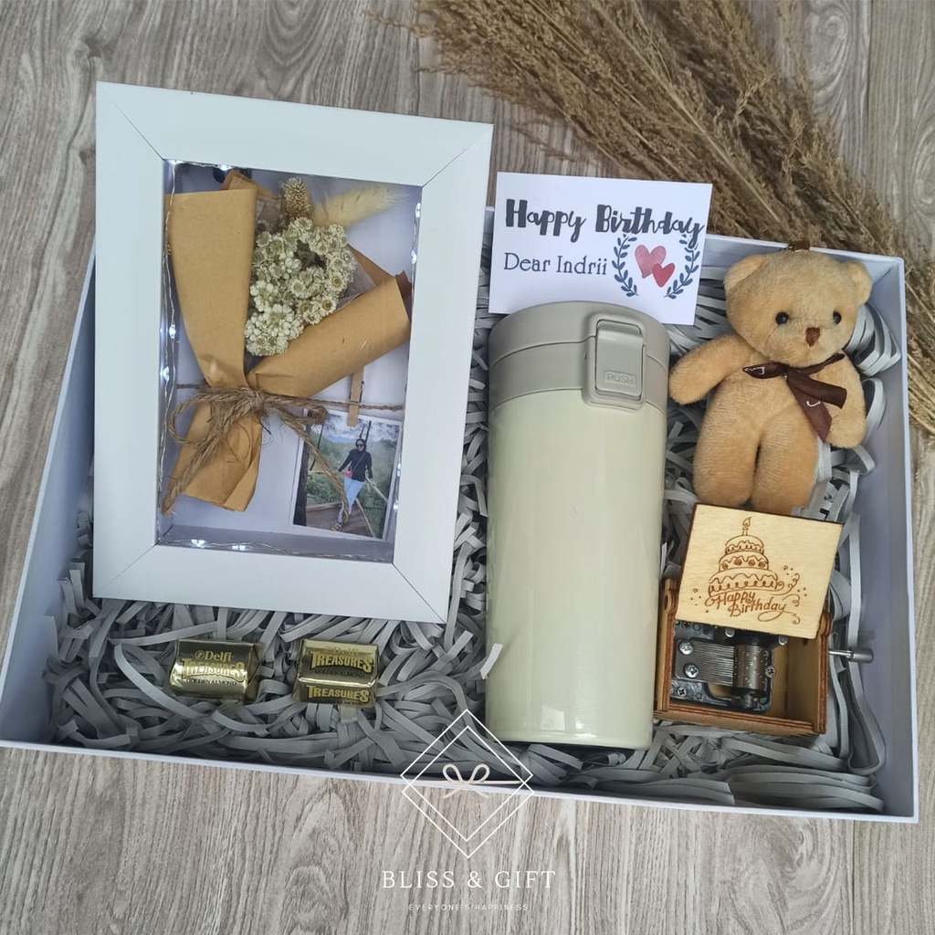 

Blissbox Cute Cream (Hampers/Gift Box /Kado UlTah/Kado Wisuda/Kado Anniversary/Souvenir)
